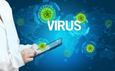 Doktor tıbbi kayıtları dolduruyor.