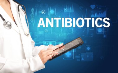 Genç doktor notlar yazıyor.