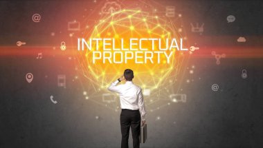 Bir iş adamının arka görünüşü, online güvenlik kavramı