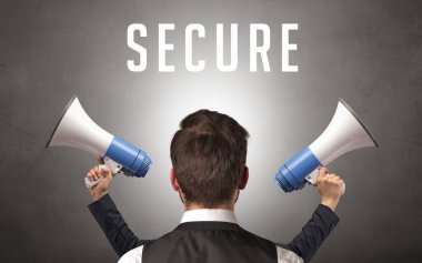 Üzerinde yazı olan bir iş adamının arka görünüşü