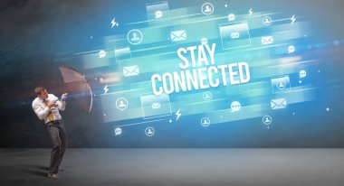 Şemsiye konseptiyle savunma yapan iş adamı