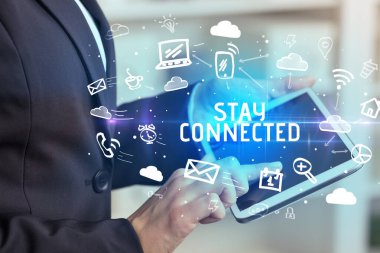 Sosyal Ağ Kullanan Bir Kişinin Yakın Çekimi