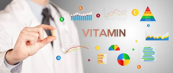 Nutricionista dando-lhe uma pílula — Fotografia de Stock