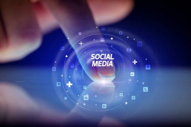 Sosyal medya simgeleri kavramlı parmak dokunuşu tableti