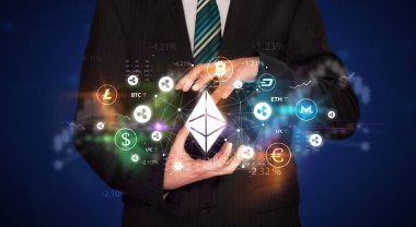 Para birimi sembolleri taşıyan bir işadamı