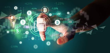 İş adamı multimedya dokunmatik ekranında para birimi simgesini elle itiyor