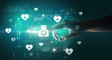 Doktor el, ekranda tıbbi sembollü fütüristik sağlık aygıtı kullanıyor.