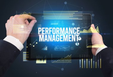 İşletme yazıtlı tableti tutan ellerin yakın çekimi