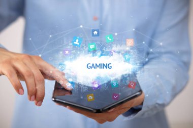 İş adamı katlanabilir bir akıllı telefon tutuyor, teknoloji konsepti