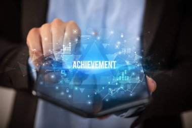 İş adamı katlanabilir bir akıllı telefon tutuyor, iş konsepti