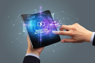 İş adamı katlanabilir bir akıllı telefon tutuyor, teknoloji konsepti