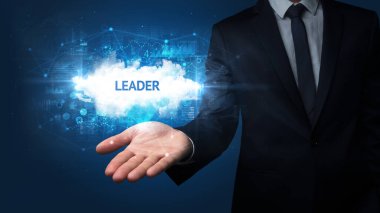 Motivasyon mesajı taşıyan iş adamının eli