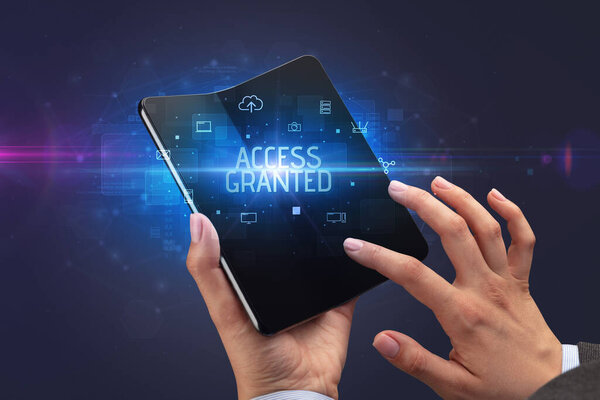 Бизнесмен с складным смартфоном, концепция безопасности