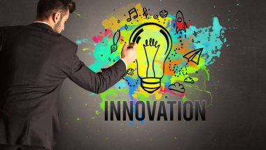 İş adamı renkli ampul çiziyor