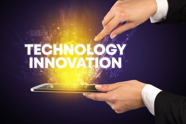 Yazılı dokunmatik ekranın yakın plan görüntüsü