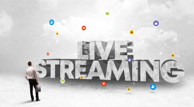 Sosyal medyanın önünde duran genç işadamı