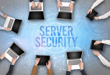 Bir dizüstü bilgisayarın önünde bir grup insan, güvenlik kavramı