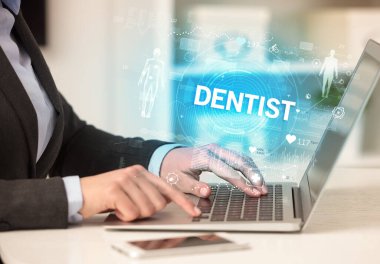 Doktor sağlık kontrolü yapıyor.