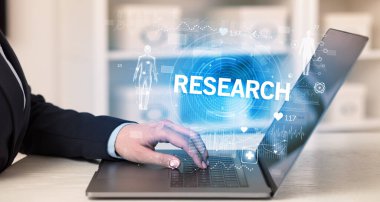 Doktor sağlık kontrolü yapıyor.