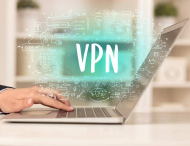 Eller yeni modern bilgisayarda çalışıyor.