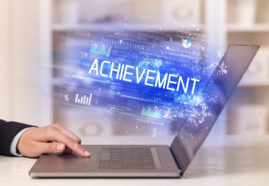 Dizüstü bilgisayarda çalışan iş adamlarının yakınlaşması