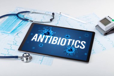 Beyaz yüzeyde tablet pc ve doktor araçları