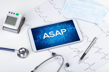 Tıbbi kısaltmalı bir tabletin yakın plan görüntüsü