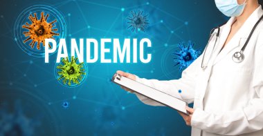 Doktor reçeteli bir reçete yazıyor.