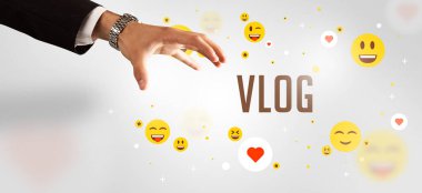 Sosyal medya kavramına işaret eden kırpılmış ellerin yakın çekimi