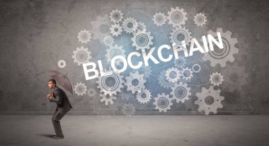 Şemsiye konseptiyle savunma yapan iş adamı