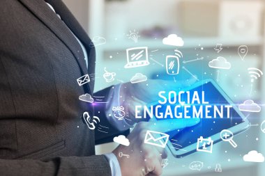 Sosyal Ağ Kullanan Bir Kişinin Yakın Çekimi