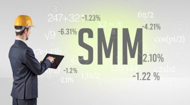 Kısa şapkalı mühendis.