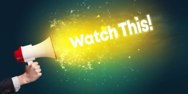 Genç bir kadın hoparlör konseptine bağırıyor