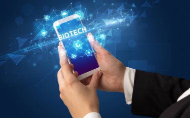 Teknoloji kavramına sahip akıllı telefon kullanımı