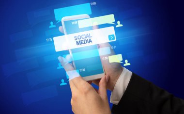 Sosyal medya kavramına sahip akıllı telefon kullanımı