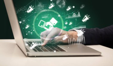 Dizüstü bilgisayarda çalışan iş adamı, başarılı iş konsepti