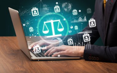 Dizüstü bilgisayarda çalışan iş adamı, başarılı iş konsepti