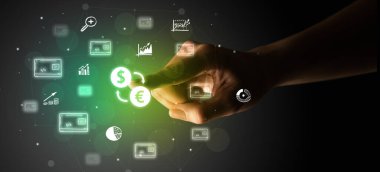 İş adamı parmağı ekranda elle çizilmiş para birimi simgeleriyle çokluortam arayüzüne dokunuyor