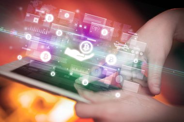 Tablet, para birimi kavramı kullanan bir elin yakın plan görüntüsü