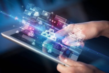 Tablet, para birimi kavramı kullanan bir elin yakın plan görüntüsü