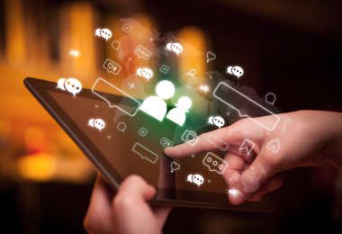 Tablet, sosyal medya kavramı kullanan bir elin yakın plan çekimi