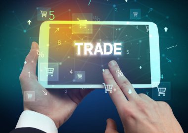 Alışveriş yazısıyla el ele tutuşma tabletinin yakın çekimi