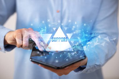 İş adamı katlanabilir bir akıllı telefon tutuyor, iş konsepti