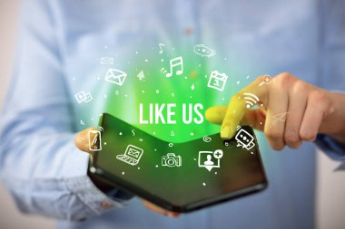 Katlanabilir akıllı telefonu olan bir iş adamı, sosyal medya kavramı