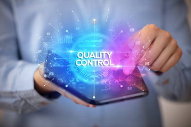 İş adamı katlanabilir bir akıllı telefon tutuyor, yeni iş konsepti