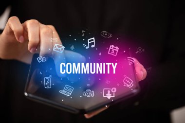 Katlanabilir akıllı telefonu olan bir iş adamı, sosyal medya kavramı