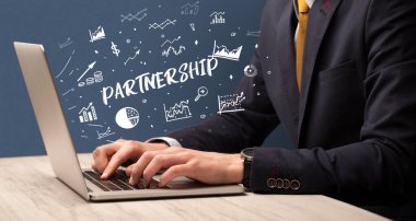 Dizüstü bilgisayar ve iş konsepti üzerinde çalışan iş adamı