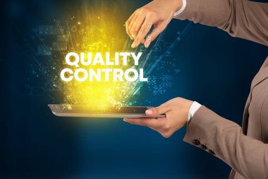 Yazılı dokunmatik ekranın yakın plan görüntüsü