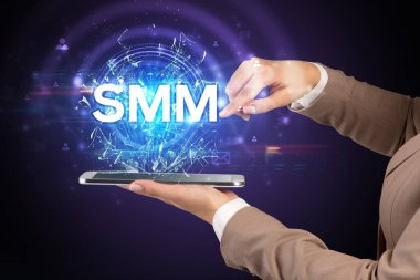 Kısaltmalı dokunmatik ekranın yakın plan görüntüsü.