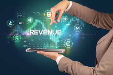 Yazılı dokunmatik ekranın yakın plan görüntüsü